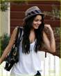 vanessa-hudgens-off-to-meet-zac-04.jpg