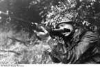 180px-Bundesarchiv_Bild_101I-720-0344-11,_Frankreich,_Fallschirmjäger_mit_FJG_42_in_Stellung.jpg