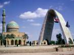 Iraq_Mosque_and_Arch_to_Unknown_Soldier_Baghdad.jpg