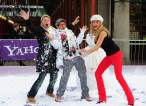 yahoo_snowball_fight_16_wenn2223175.jpg