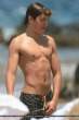 869-Zac_Efron-r238139.jpg