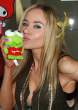 paula_labaredas_eats_ice_5.jpg