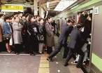 tokyo-Japan-subway-crowd.jpg