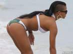 cassie-shows-off-her-bikini-body-in-miami-11-580x435.jpg