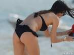 elisabetta-gregoraci-wears-a-black-bikini-on-a-beach-in-kenya-07-580x435.jpg