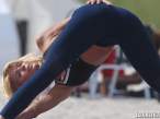 Victoria-Silvstedt-Enjoys-Yoga-On-The-Beach-in-Miami-05-580x435.jpg