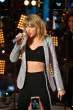 taylor-swift-at-new-year-s-eve-2015-in-nyc_11.jpg