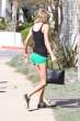 taylor-swift-at-her-mom-s-house-in-beverly-hills-_4.jpg